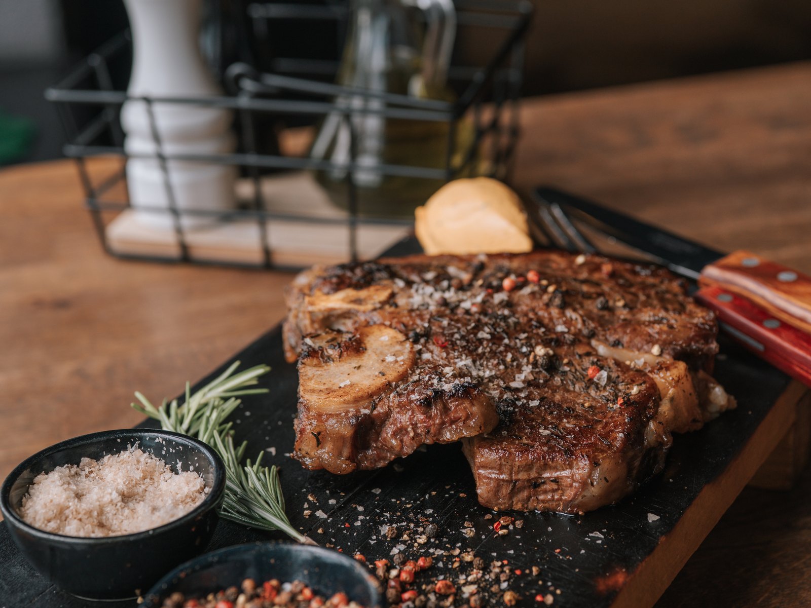 Tomahawk steak — wołowina dojrzewająca z młynkami soli, pieprzu i rozmarynem
