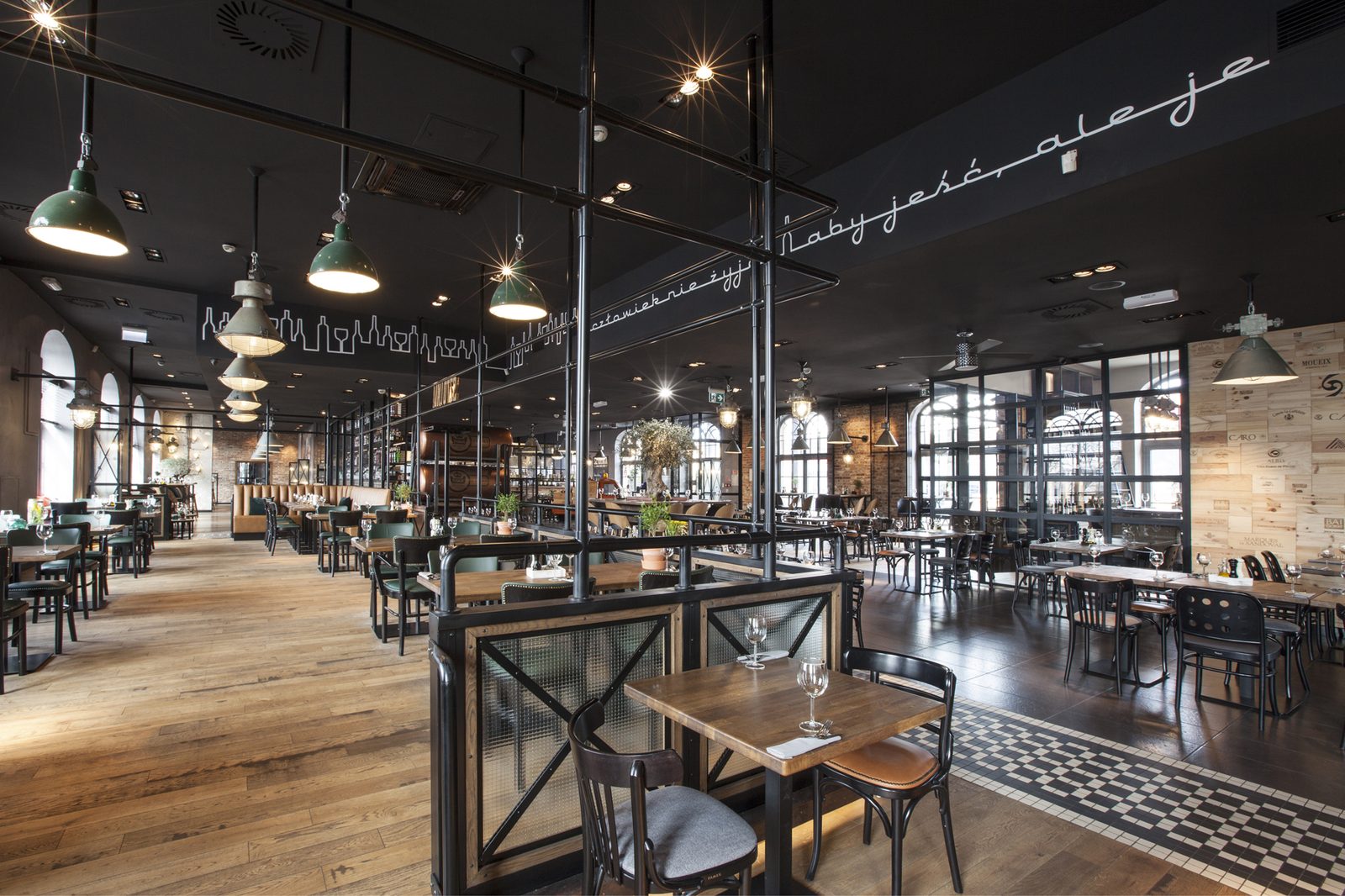Wnętrze restauracji — cegła i mozaika